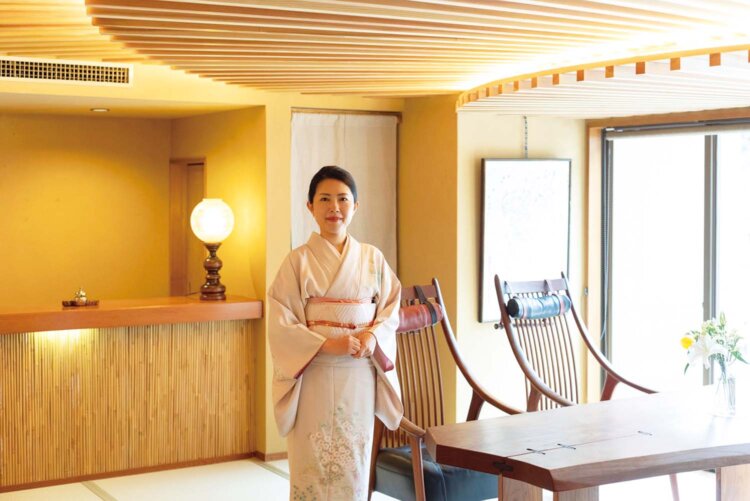 若女将の佐々木文（あや）さん。源泉を使ったスキンケアブランド「NOYU」を立ち上げるなどパワフル！