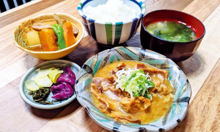 大広間でいただく料理は11:00〜20:00LO。写真はもつライスセット。