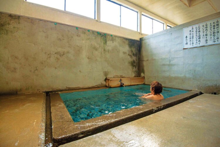 浴室は男女別で内湯が各1つ。カランやアメニティ一はないので持参を。