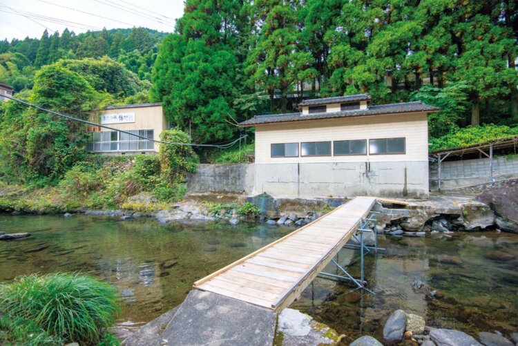 湯出川の両岸に階段があり、どちら側からも建物へ行ける。