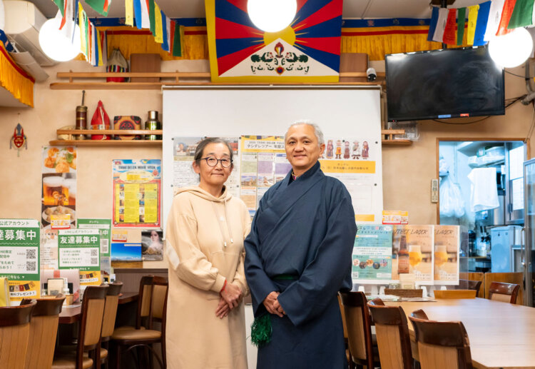 ロサンさんと奈津子さんの優しい人柄に惹（ひ）かれた常連客も多い。