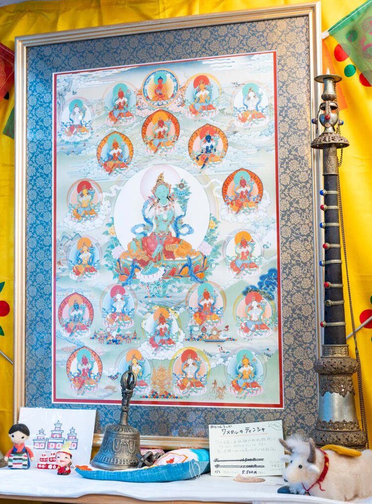 見事な仏画や仏具が店内を飾る。