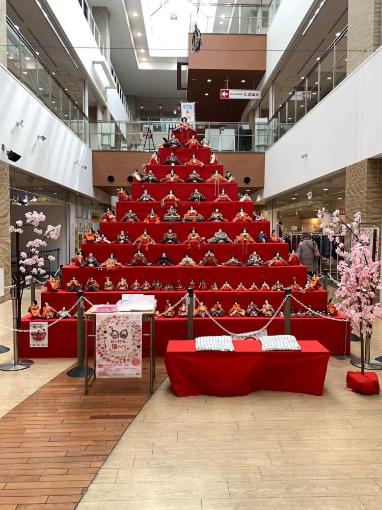 「越谷ツインシティ Aシティ」では大迫力の雛壇とともに写真撮影を楽しめる。