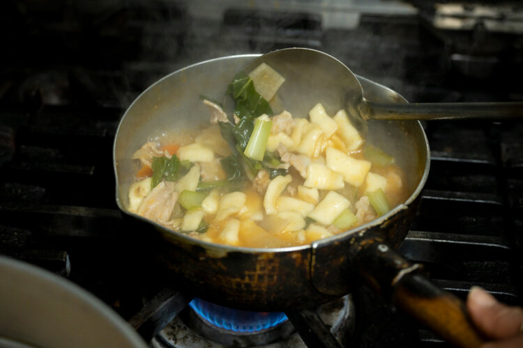 テントゥクを煮込んでいく。