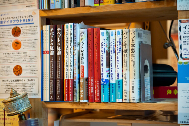 チベット関連の書籍なども多い。学びの場でもある。