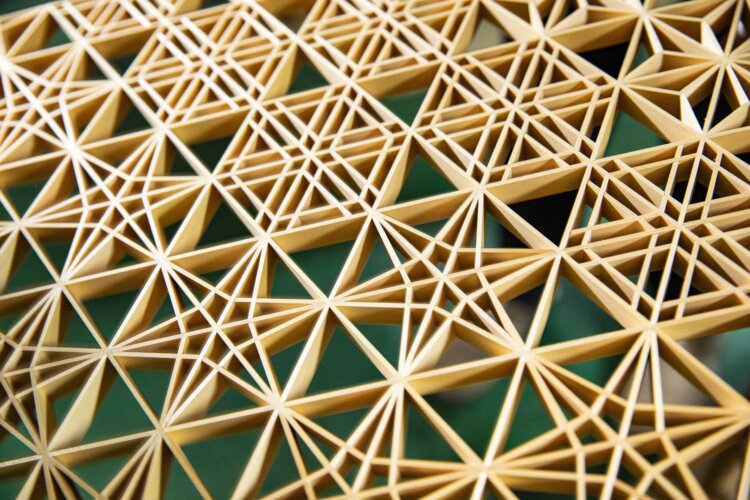 『大湊文吉（おおみなとぶんきち）商店』の組子細工。幾何学模様の組み合わせが美しい。