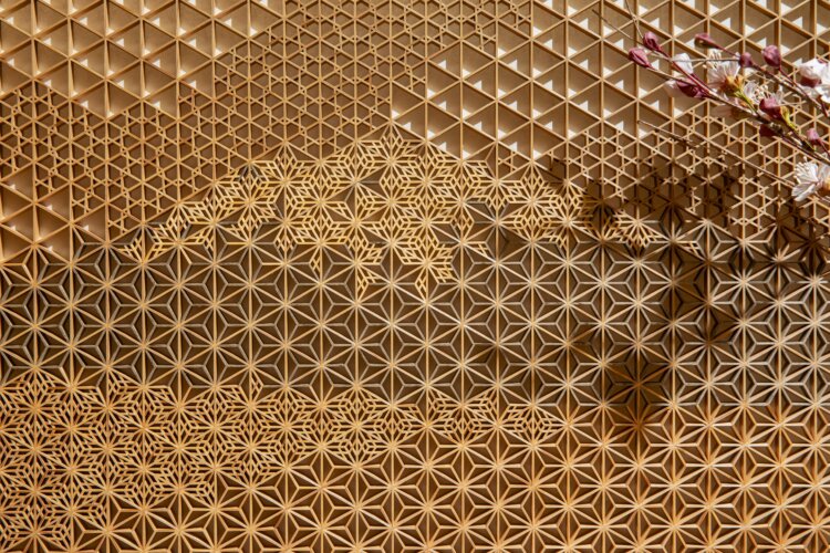 工場内には驚くほど大きな組子作品も。