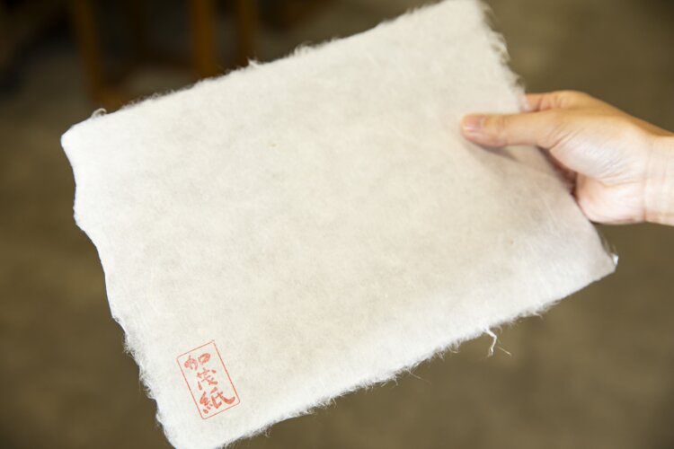 できあがった和紙は持ち帰れる。