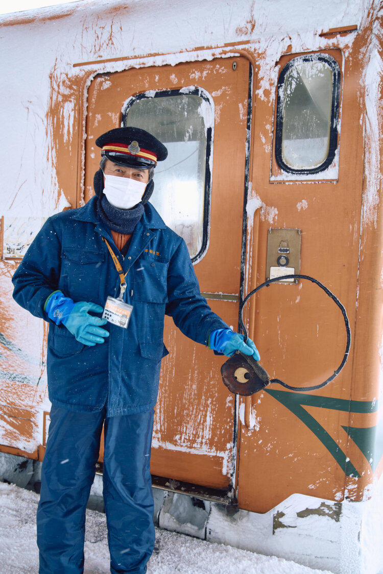 タブレットを持つ駅員さん。