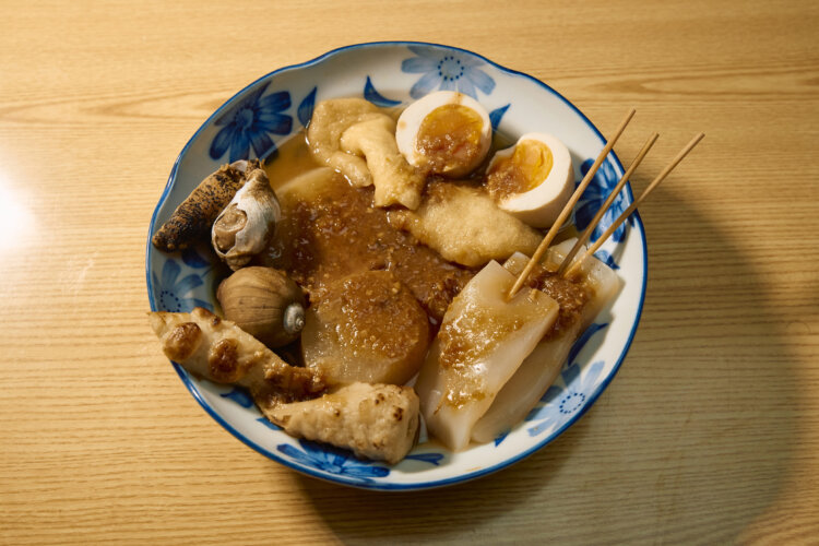 津軽のおでんは、すりおろした生姜の入った味噌ダレをかけて食べる。味噌の種類や砂糖の有無は家庭によっていろいろ。具材を竹串に刺して煮込むのも特徴だ。