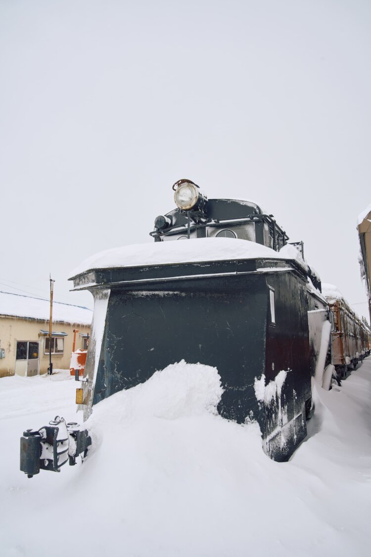 除雪用車両のラッセル車の姿も。