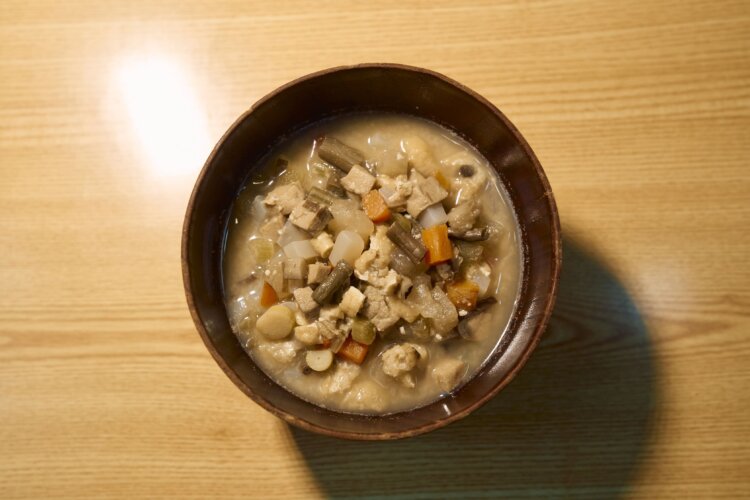 津軽のお正月の定番料理・けの汁。細かくさいの目に刻んだ野菜や乾燥豆腐を、煮干しと昆布の出汁で煮込む。『私花語』のママいわく「ゴボウ、大根、ニンジンを生から煮るのがコツ！」。