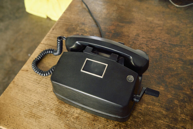 駅員が使う内線電話にはハンドル式の黒電話も使われている。