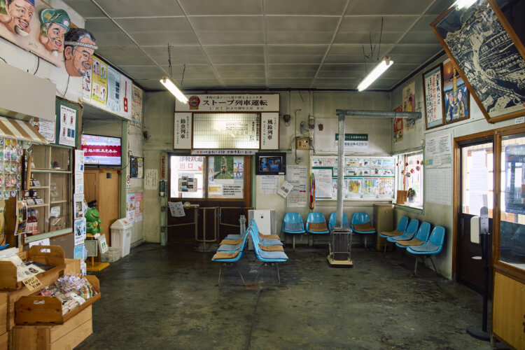 ノスタルジックな津軽五所川原駅の待合室。