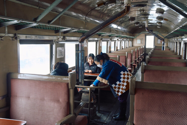 ストーブ列車の車内ではスルメや日本酒を購入でき、スルメはストーブで炙ってもらえる。