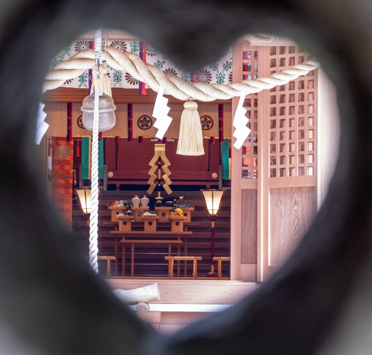 猪目（いのめ）と呼ばれる石灯籠の小窓から見た拝殿。参拝すれば、祭神で縁結びの神でもある木花開耶姫（このはなさくやひめ）の御利益にあずかれるかも♪