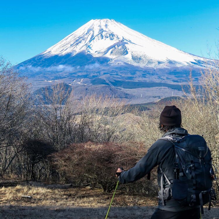 急登の先の黒岳から宝永火口越しに富士の山頂を望む。