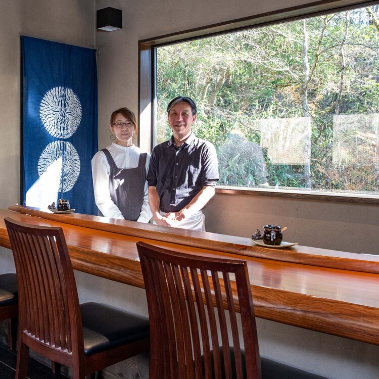 前店主・深澤亨さんのもとで修業を積んだ渡邊利和さんと妻の美佳さん。「窓越しの豊かな自然も店の自慢です」。