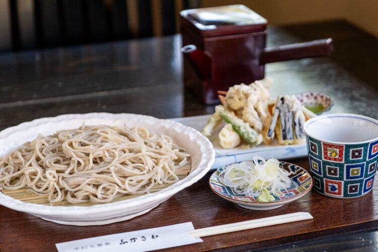 天せいろそば1700円。そばは色味があり、細めながらもコシがある。