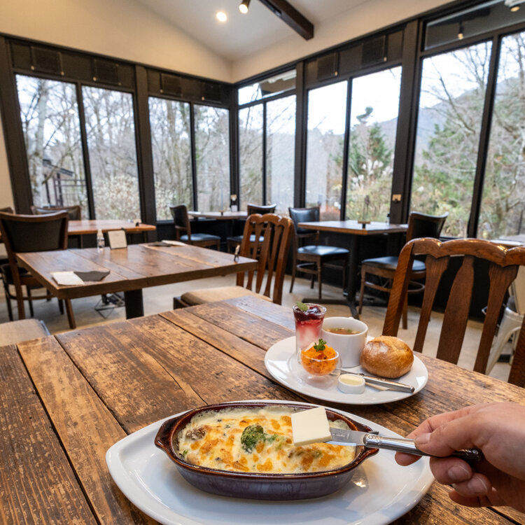 『nog cafe』定番のチキンときのこのグラタンセット2200円。提供と同時にバターが添えられる。