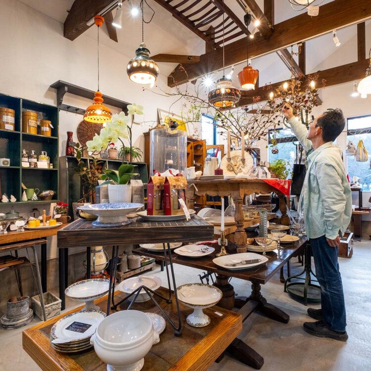 「あえて天井を高くし、広がりのある空間にしました」と『TARON』店主の野口茂樹さん。