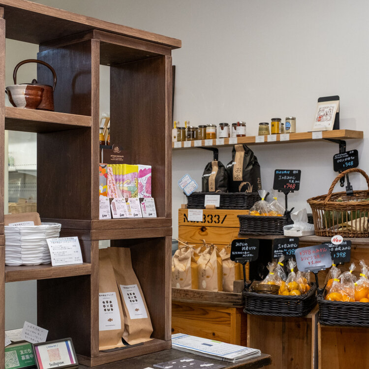 セレクトした商品のほか地元の野菜も並ぶ『十里木商店』。