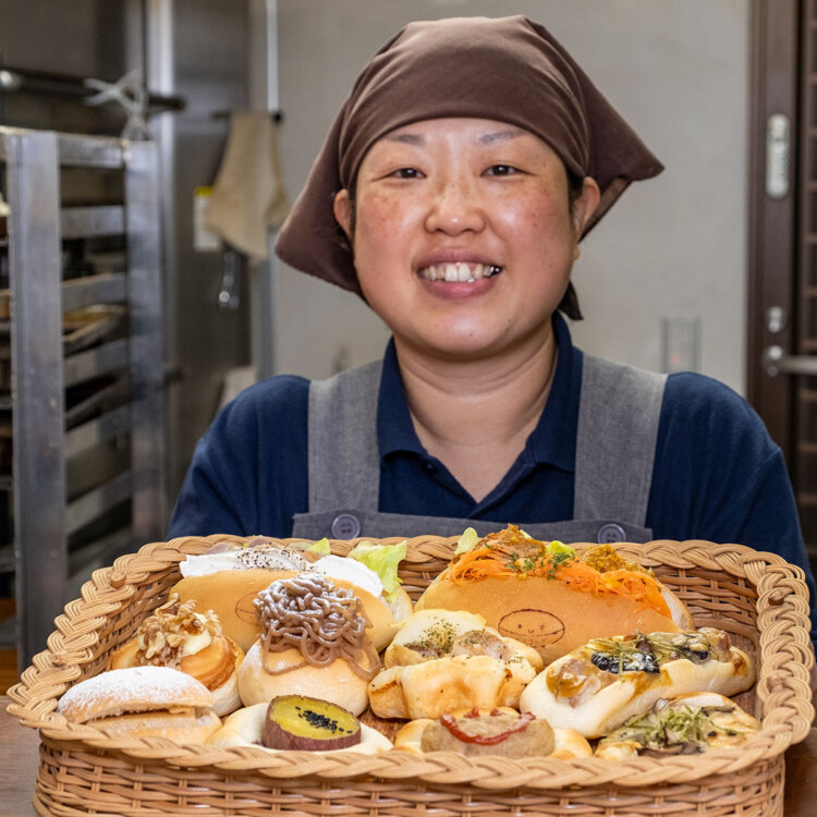 調理パン・菓子パンは各150〜200円で、具材がはみ出し、食べ応え十分のサンドイッチ（写真上側）は300〜350円。