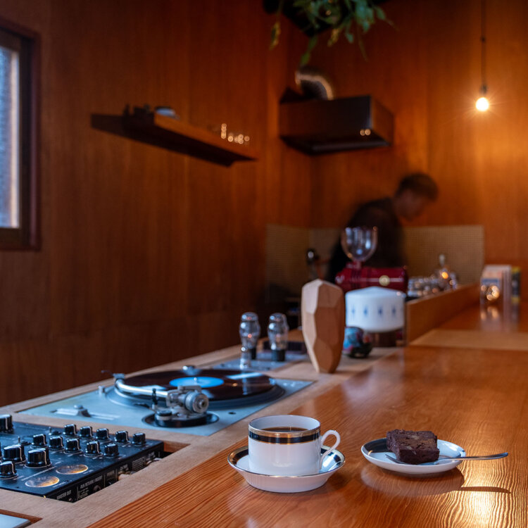 アンビエントをはじめ、店主・石戸さん選曲のレコードにも耳を傾けたい。