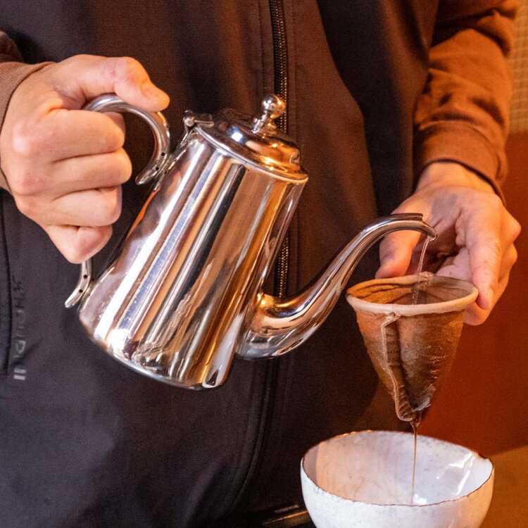 コーヒーはネルドリップで時間をかけて丁寧に抽出される。