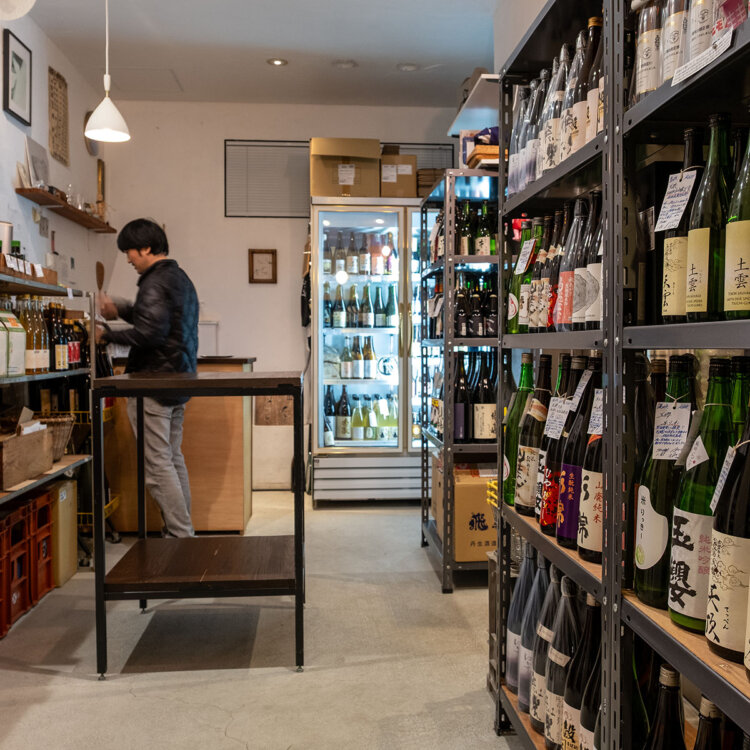 「お客さんの好みに合った酒を提案し、裾野をもっと広げたい」と服部さん。