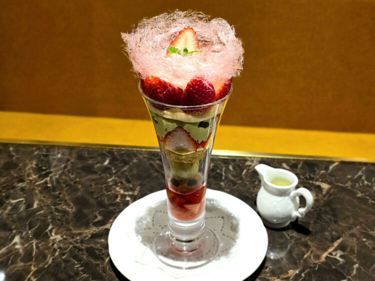 季節限定 フレーズ パルフェ2860円（※提供14時〜）。