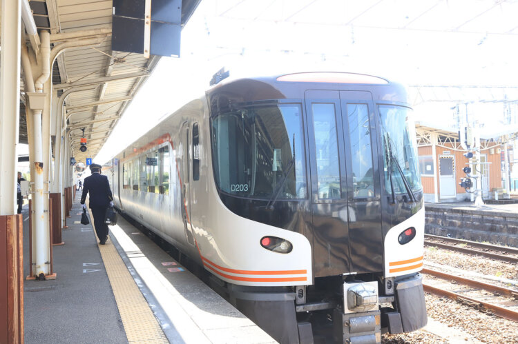 吉野熊野国立公園観光の拠点となる新宮駅。駅前には新宮市観光案内所も。