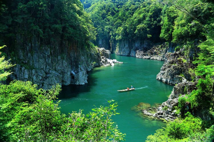 木造の和舟でめぐるため、むかしながらの川下りの情緒を楽しめる。