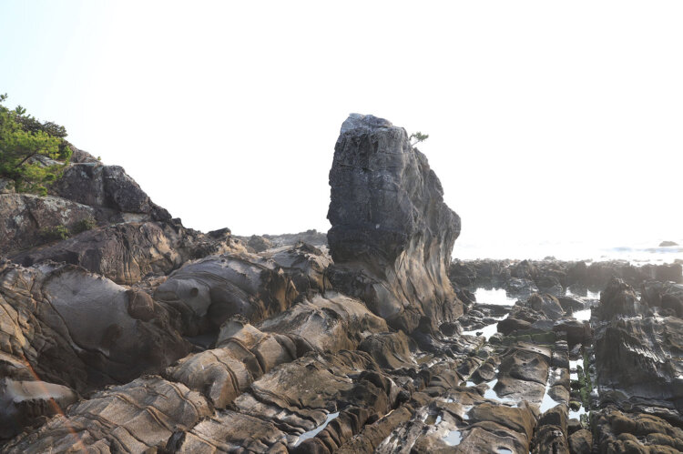 両島とも、奇岩や雄々しい岩肌の海岸が見どころ（写真は鈴島）。