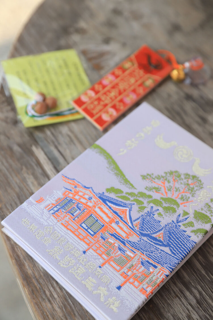 特別御朱印帳2000円、錦交通安全御守800円、なぎまもり600円（初穂料）。