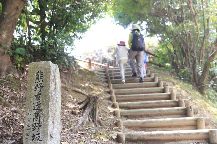 トイレも備える広角口からスタート。場所がわかりにくいので事前に観光協会に問い合わせておこう。
