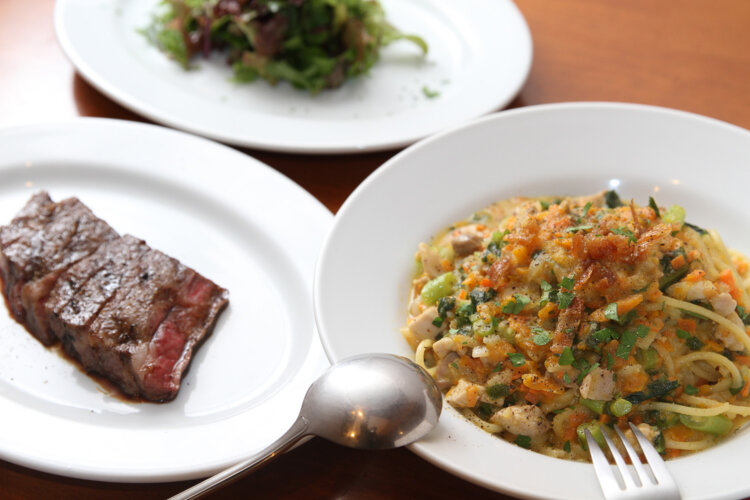 とりもも肉とかぼちゃのクリームソースパスタ1280円、紀和牛のザブトンステーキ2600円、グリーンサラダ330円（ランチ料金）。