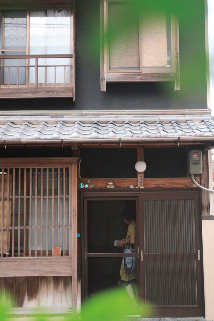 目立つ看板はないが、格子窓の横の、引き戸から入店を。