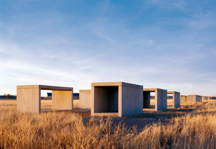 15点の無題の作品 1980–1984年コンクリート チナティ財団、テキサス州マーファ。Permanent collection, The Chinati Foundation, Marfa, Texas. Photo by Florian Holzherr, courtesy The Chinati Foundation。Donald Judd Art（C）2026 Judd Foundation/ARS, NY/JASPAR, Tokyo。