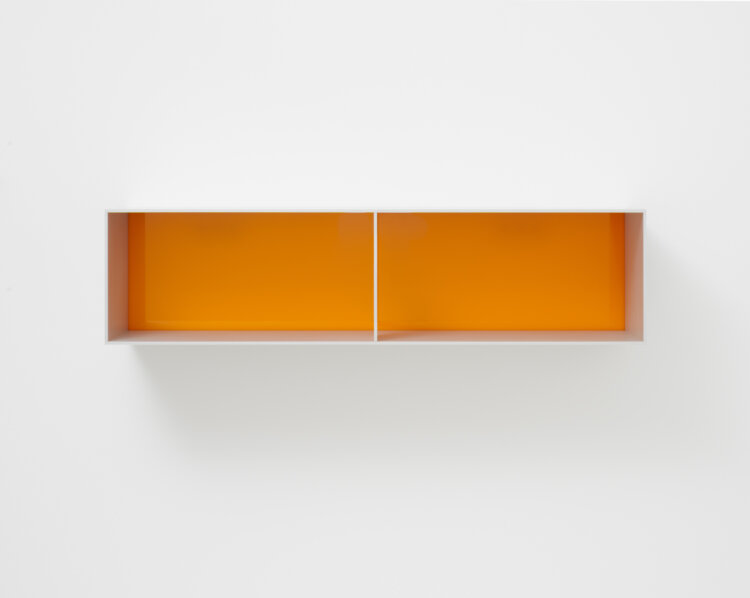 無題 1991 年 陽極処理したアルミニウム、黄色に透明な琥珀色のプレキシグラス　ジャッド財団蔵。Donald Judd Art（C）2026 Judd Foundation/ARS, NY/JASPAR, Tokyo。