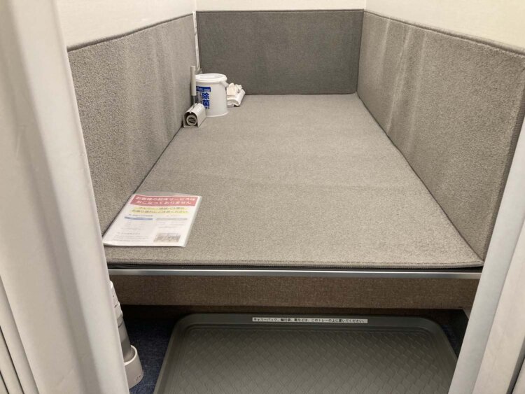 身を横たえて休むことができるブース。