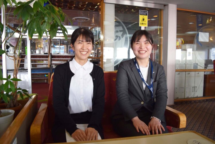 お話を聞かせてくれた永井さん（右）と平松さん。