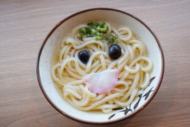 笑顔がかわいい「オリーブうどん」。