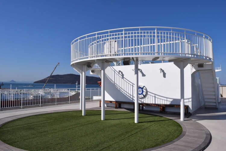 いつまでもいたくなる「あおい」の展望デッキ。