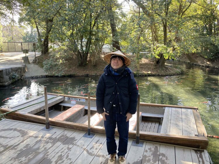 乗客がかぶる笠にも味わいがある。