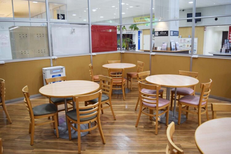 「ちょっとこま」利用者が使えるテーブル席も用意されている。