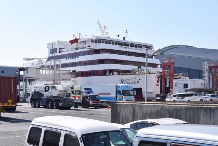 神戸港に停泊するジャンボフェリー。