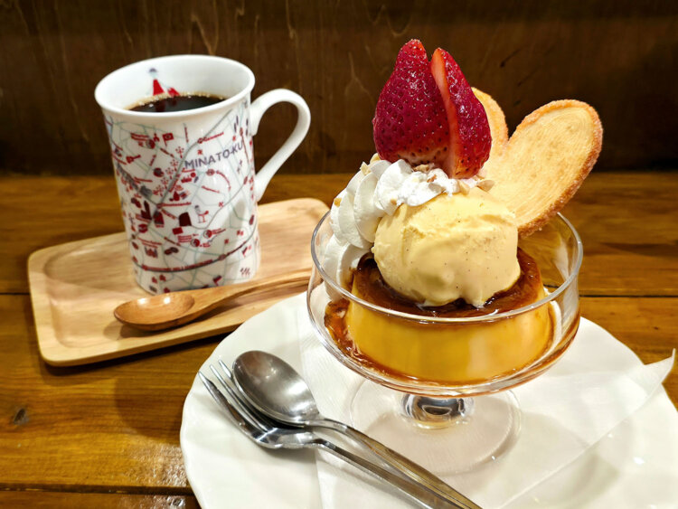 エアーズロック（ウルル）風プリン〜世界の中心で地理が好きだと叫ぶ〜830円、ホットコーヒー570円。