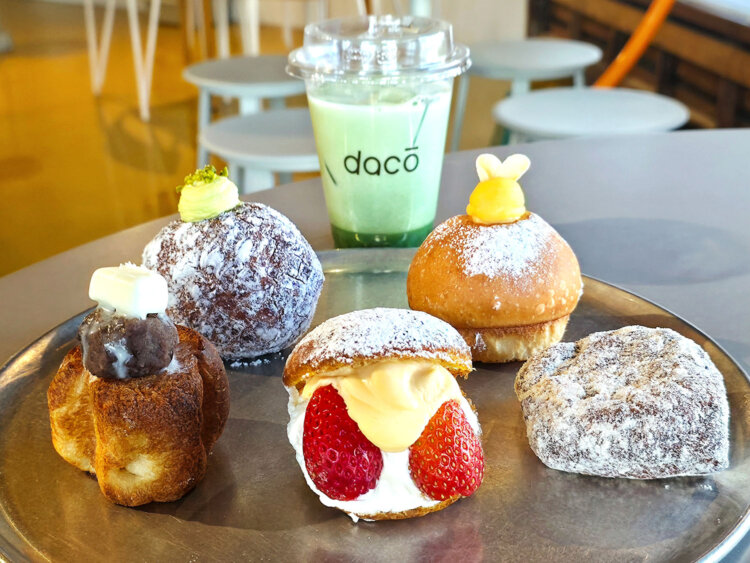 （左上から時計回り）ピスタチオクリーム475円、クリームパン280円、アイムフリー？ヴィーガン オリジナル345円、フルーツサンド いちご421円、あんこ高千穂バタートースト259円。