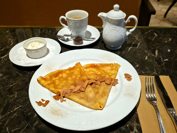 クレープ シュクル ブール1485円、ハーブティー ヴェルヴェンヌ935円。